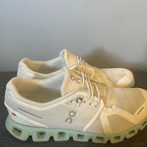 Used On Cloud Woman’s Size 9 Running White Sneakers